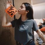 Vivian Sung Instagram - 過年期間整理了些思緒，回顧手機裡整年的照片，金魚腦的我，原來有小小地、慢慢地落實美好的生命體驗。 不管籤怎麼定義，大吉就是大吉啦！ 祝大家都有個「金宋」的龍年 💖