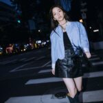 Vivian Sung Instagram – 最近的白天，不是忙著讀劇本找靈感，就是瑜伽運動學新語言，當然還會出現一些有想到沒想到的待辦事項，忙碌的步調，內心卻很踏實。

最近的夜晚，不是找部電影獨自享受，就是找朋友吃個美食敘敘舊，偶爾翻開那本讀到一半的書，然後又一不小心睡著了。

喜歡每個時刻的微小細節，把襯衫換個方式穿，這樣的我也很不一樣，不管是哪一個，都在慢慢地學會放過自己、專注當下。最近新學了個魔法咒語，在睡前閉上眼睛時告訴自己，「你已經盡力了喔！」，這樣的一天，就變得特別美好。

@majeparis #majegirls #MajeParis #MajeSS24