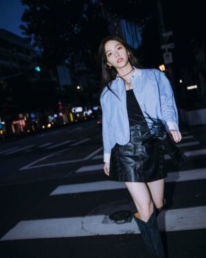 Vivian Sung Instagram - 最近的白天，不是忙著讀劇本找靈感，就是瑜伽運動學新語言，當然還會出現一些有想到沒想到的待辦事項，忙碌的步調，內心卻很踏實。

最近的夜晚，不是找部電影獨自享受，就是找朋友吃個美食敘敘舊，偶爾翻開那本讀到一半的書，然後又一不小心睡著了。

喜歡每個時刻的微小細節，把襯衫換個方式穿，這樣的我也很不一樣，不管是哪一個，都在慢慢地學會放過自己、專注當下。最近新學了個魔法咒語，在睡前閉上眼睛時告訴自己，「你已經盡力了喔！」，這樣的一天，就變得特別美好。

@majeparis #majegirls #MajeParis #MajeSS24