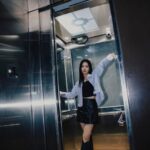 Vivian Sung Instagram - 最近的白天，不是忙著讀劇本找靈感，就是瑜伽運動學新語言，當然還會出現一些有想到沒想到的待辦事項，忙碌的步調，內心卻很踏實。 最近的夜晚，不是找部電影獨自享受，就是找朋友吃個美食敘敘舊，偶爾翻開那本讀到一半的書，然後又一不小心睡著了。 喜歡每個時刻的微小細節，把襯衫換個方式穿，這樣的我也很不一樣，不管是哪一個，都在慢慢地學會放過自己、專注當下。最近新學了個魔法咒語，在睡前閉上眼睛時告訴自己，「你已經盡力了喔！」，這樣的一天，就變得特別美好。 @majeparis #majegirls #MajeParis #MajeSS24