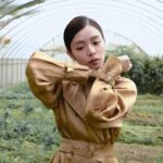 Vivian Sung Instagram - #BellaStar 宋芸樺21歲以電影《等一個人咖啡》出道，翌年就以《我的少女時代》紅遍兩岸三地，成為那些年最備受矚目的怪物新人。 10年過去仍然戲約不斷，卻大膽撕下愛情片女王的標籤，嘗試更多不同的角色及戲路，讓觀眾看到她更多元的面貌。2023年她更跨足國際，挑戰用外語演出法國電影《榮耀之路》，精彩的表現使她獲得滿堂彩，而今年則是首度進軍韓國影視圈，再次將她的演藝事業推向更高的舞台。 監製｜Toby Hsu @tobyotron 造型｜Chun Chao @thechaochun 攝影｜Zhou Chuan @_zhou_chuan 影音｜Lia Lee @sian.1 撰文｜Andie Shih 化妝｜Claire @clairechengmakeup @21caratmakeup 髮型｜威奇 @80s_ares @80sstudio 協力｜Christine Lin @christiniful 服裝｜Max Mara @maxmara #Bellataiwan #Bella儂儂 #做自己最時尚 #請按追蹤關注儂儂 #maxmara #宋芸樺