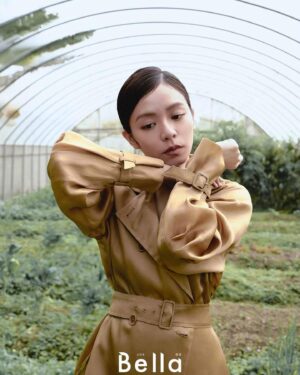 Vivian Sung Instagram - #BellaStar
宋芸樺21歲以電影《等一個人咖啡》出道，翌年就以《我的少女時代》紅遍兩岸三地，成為那些年最備受矚目的怪物新人。

10年過去仍然戲約不斷，卻大膽撕下愛情片女王的標籤，嘗試更多不同的角色及戲路，讓觀眾看到她更多元的面貌。2023年她更跨足國際，挑戰用外語演出法國電影《榮耀之路》，精彩的表現使她獲得滿堂彩，而今年則是首度進軍韓國影視圈，再次將她的演藝事業推向更高的舞台。

監製｜Toby Hsu @tobyotron 
造型｜Chun Chao @thechaochun
攝影｜Zhou Chuan @_zhou_chuan 
影音｜Lia Lee @sian.1 
撰文｜Andie Shih
化妝｜Claire @clairechengmakeup @21caratmakeup 
髮型｜威奇 @80s_ares @80sstudio 
協力｜Christine Lin @christiniful 
服裝｜Max Mara @maxmara 

#Bellataiwan #Bella儂儂 #做自己最時尚 #請按追蹤關注儂儂 #maxmara #宋芸樺