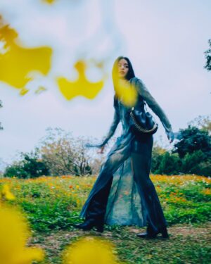 Vivian Sung Instagram - I know I’m pretty but tell me again 💕✨🌹

#LOEWE
#LOEWEflamenco