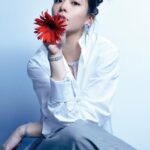 Vivian Sung Instagram – 「寧可不斷去挑戰，也不要過著平淡無聊的日子。」這是 @bravolav 宋芸樺送給30歲的自己和每位讀者的一句話。

#宋芸樺 自出道以來憑藉著自身努力在演藝圈發光發熱，今年迎來30歲的她，決定踏上追夢之旅，給自己在美國生活一年的機會，跳脫舒適圈、讓自己歸零，感受生活中的不同節奏！

#StyleBAZAAR #apmmonaco @apmmonaco