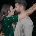 Vrushika Mehta Instagram - Mehendi night was filled with colours and giggles. We had a fun mission too – getting Saurabh to find his name in the mehendi design! 😄💍 Our families danced, laughed, and celebrated together, making it a beautiful night filled with love and joy. 💃❤️ Captured by: @smaryafilms Wearing: @gulabo_jaipur Jewellery: @neo_jewellers ❤️ #rabhdivrushyy #mehndi