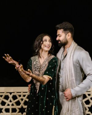 Vrushika Mehta Instagram - Mehendi night was filled with colours and giggles. We had a fun mission too – getting Saurabh to find his name in the mehendi design! 😄💍 Our families danced, laughed, and celebrated together, making it a beautiful night filled with love and joy. 💃❤️

Captured by: @smaryafilms 
Wearing: @gulabo_jaipur 
Jewellery: @neo_jewellers 

#rabhdivrushyy #mehndi
