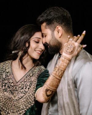 Vrushika Mehta Instagram - Mehendi night was filled with colours and giggles. We had a fun mission too – getting Saurabh to find his name in the mehendi design! 😄💍 Our families danced, laughed, and celebrated together, making it a beautiful night filled with love and joy. 💃❤️

Captured by: @smaryafilms 
Wearing: @gulabo_jaipur 
Jewellery: @neo_jewellers 

#rabhdivrushyy #mehndi
