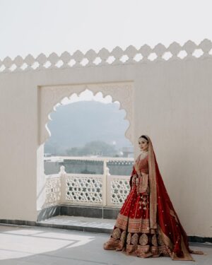 Vrushika Mehta Instagram - Picking the red lehenga wasn't just a choice; it was like making a dream come true. Everything worked out exactly how I wanted!

Thank you @asopalav ❤️

And how can I forget the traditional yet elegant veil made by my mom and @_usha_maurya aunty ❤️

Captured by: @smaryafilms 
Jewellery: @paldzigns.jewel 

#rabhdivrushyy #wedding