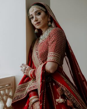 Vrushika Mehta Instagram - Picking the red lehenga wasn't just a choice; it was like making a dream come true. Everything worked out exactly how I wanted!

Thank you @asopalav ❤️

And how can I forget the traditional yet elegant veil made by my mom and @_usha_maurya aunty ❤️

Captured by: @smaryafilms 
Jewellery: @paldzigns.jewel 

#rabhdivrushyy #wedding