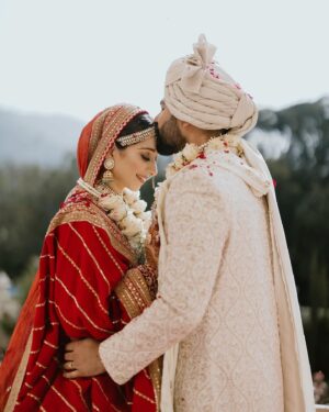 Vrushika Mehta Instagram - Picking the red lehenga wasn't just a choice; it was like making a dream come true. Everything worked out exactly how I wanted!

Thank you @asopalav ❤️

And how can I forget the traditional yet elegant veil made by my mom and @_usha_maurya aunty ❤️

Captured by: @smaryafilms 
Jewellery: @paldzigns.jewel 

#rabhdivrushyy #wedding