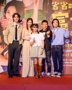 Wan-Ting Tseng Instagram - 這套衣服也太好看了
我整個霸氣滿分
跟我戲裡面的角色完全判若兩人
期待已久的省省吧我家富貴發
為了讓媽味十足
我真的連保養的錢都省了
整部戲完全不化妝
隔離霜都不能有顏色的那種
比所有男演員的妝髮時間還短
其實我才是男主角🤣🤣🤣
四月十二號起每週五晚上十點
就要跟大家在三立都會台見面啦
你們會坐等收看吧⋯⋯

Outfit : #rokhHM #hm 
@hm @rokhofficial

Jewelry : @tasaki_intl #TASAKI #TASAKITAIWAN

Heels : @jimmychoo @bluebelltw
