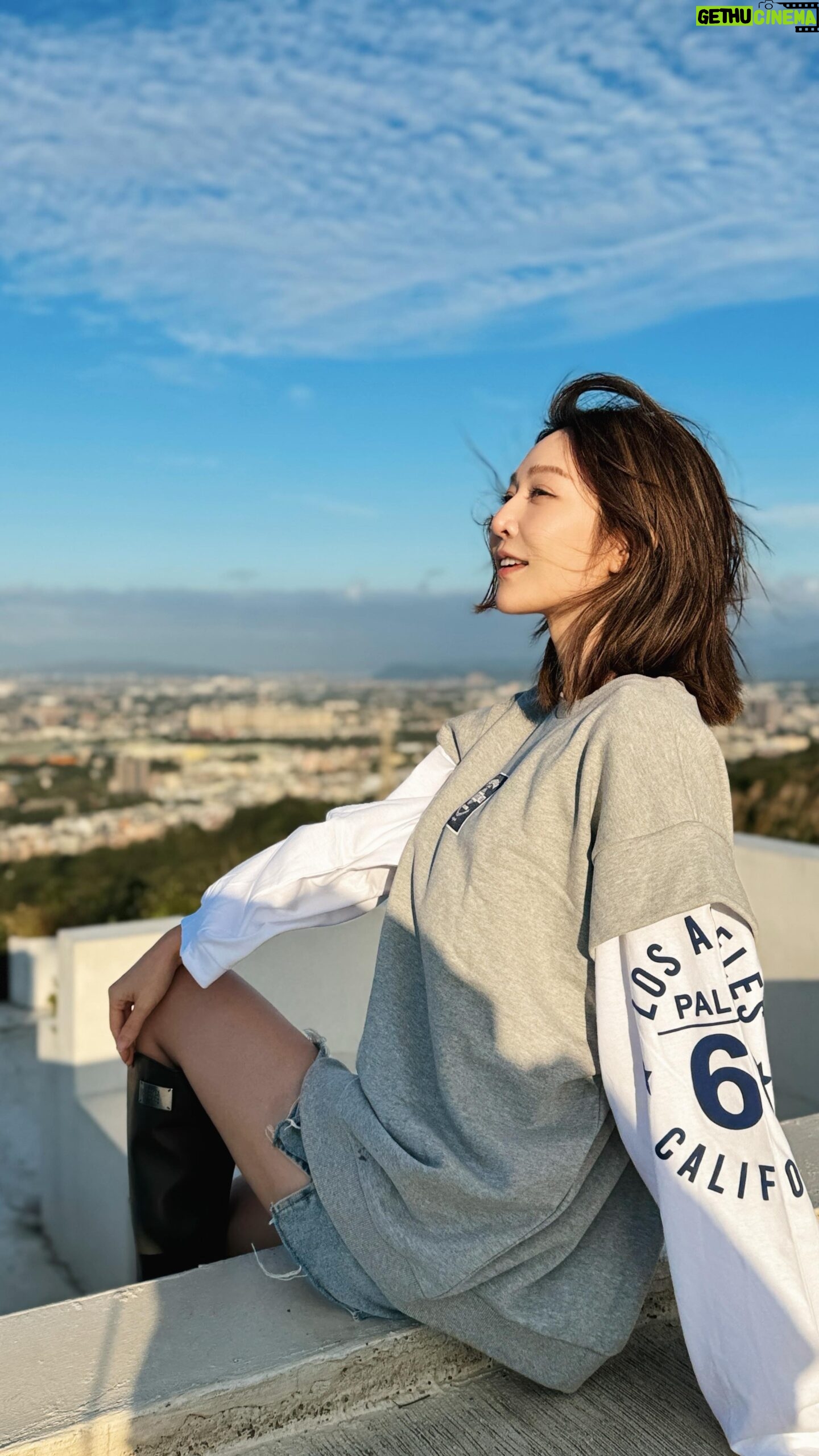 Wan-Ting Tseng Instagram - 笑容多一點 說話慢一點 脾氣好一點 人生就會更順遂一點