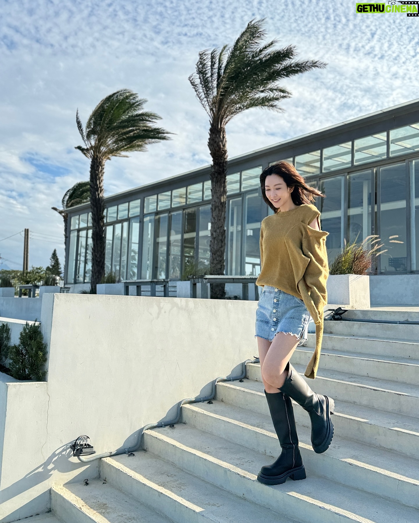 Wan-Ting Tseng Instagram - 一個節目的製作人跟我說每個重要的時刻都要有我,因為當他從小助理的時候就看著我努力到現在,他也很努力的成為製作人了,聽到這段話好暖心!是呀!這一路上不只我在努力還有很多陪我一起成長的朋友,謝謝你讓我知道我並不孤單