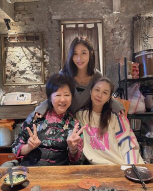 Wan-Ting Tseng Instagram - 姐妹的約會～
我姐大我十歲每次都被人家說是我妹
那我媽說是我姐也不為過吧⋯⋯
也說是我妹就太過分囉🤪