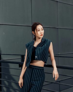 Wan-Ting Tseng Instagram - 早安～一樣早起工作的節奏
省省吧！我家富貴發～
4/12起晚上十點三立都會台
不要再說很久沒看到我演戲
追起來就對了～
@maxandco #maxandco