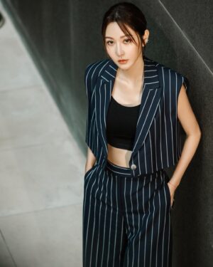 Wan-Ting Tseng Instagram - 早安～一樣早起工作的節奏
省省吧！我家富貴發～
4/12起晚上十點三立都會台
不要再說很久沒看到我演戲
追起來就對了～
@maxandco #maxandco
