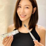 Wan-Ting Tseng Instagram - 大家也喜歡香香的自己嗎？ 每次吃完飯後我都習慣使用漱口水讓自己口腔保持清新香氣，因為拍戲時常常需要近距離接觸，總是擔心自己的口氣會影響他人對自己的觀感 漱口水的挑選除了香氣之外我最在意的就是口感，分享給大家全台松本清門市獨家首賣的diem漱口水（薔薇薄荷漱口水、生薑薄荷漱口水） 我自己用起來不會有太嗆辣的感覺，反而像是給口腔做SPA，也喜歡它留在口中的餘味，而且隨身包攜帶方便，不論是外出或是拍戲都能讓我更有安全感，出國時也很方便，隨手在化妝包裡放上兩包就能安心過夜 ￼ 另外diem 還有甜橙葡萄柚牙膏與護齦牙刷全系列口腔護理產品，全方位當我們的口腔守門員！當然還是要搭配正確的刷牙習慣啦！不得不說diem日系外型真的顏值爆表，讓我刷牙、漱口時都覺得自己有點時髦～我的質感系生活從diem開始！ #diem #口腔spa #getyourbreathready @diem_officialtw