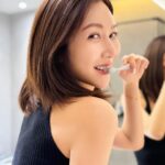Wan-Ting Tseng Instagram - 大家也喜歡香香的自己嗎？ 每次吃完飯後我都習慣使用漱口水讓自己口腔保持清新香氣，因為拍戲時常常需要近距離接觸，總是擔心自己的口氣會影響他人對自己的觀感 漱口水的挑選除了香氣之外我最在意的就是口感，分享給大家全台松本清門市獨家首賣的diem漱口水（薔薇薄荷漱口水、生薑薄荷漱口水） 我自己用起來不會有太嗆辣的感覺，反而像是給口腔做SPA，也喜歡它留在口中的餘味，而且隨身包攜帶方便，不論是外出或是拍戲都能讓我更有安全感，出國時也很方便，隨手在化妝包裡放上兩包就能安心過夜 ￼ 另外diem 還有甜橙葡萄柚牙膏與護齦牙刷全系列口腔護理產品，全方位當我們的口腔守門員！當然還是要搭配正確的刷牙習慣啦！不得不說diem日系外型真的顏值爆表，讓我刷牙、漱口時都覺得自己有點時髦～我的質感系生活從diem開始！ #diem #口腔spa #getyourbreathready @diem_officialtw