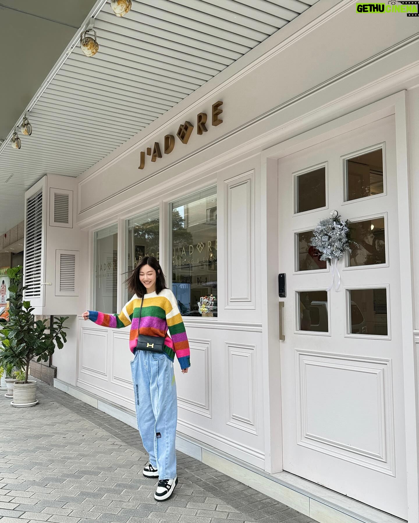 Wan-Ting Tseng Instagram - 今天找一家下午茶店,看到白白的裝潢就被吸引過去,靠近才發現是一家婚紗店,朋友說這家店你用不到⋯⋯ 為什麼大家都不好好聊天😏