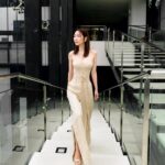Wan-Ting Tseng Instagram - 這套衣服也太好看了 我整個霸氣滿分 跟我戲裡面的角色完全判若兩人 期待已久的省省吧我家富貴發 為了讓媽味十足 我真的連保養的錢都省了 整部戲完全不化妝 隔離霜都不能有顏色的那種 比所有男演員的妝髮時間還短 其實我才是男主角🤣🤣🤣 四月十二號起每週五晚上十點 就要跟大家在三立都會台見面啦 你們會坐等收看吧⋯⋯ Outfit : #rokhHM #hm @hm @rokhofficial Jewelry : @tasaki_intl #TASAKI #TASAKITAIWAN Heels : @jimmychoo @bluebelltw