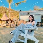 Wan-Ting Tseng Instagram - 為什麼都沒人告訴我衣服沒穿好 Monday 不blue #monday #blue #年前優惠