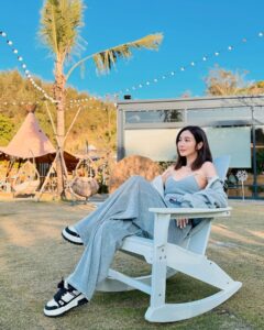Wan-Ting Tseng Instagram - 為什麼都沒人告訴我衣服沒穿好 Monday 不blue #monday #blue #年前優惠