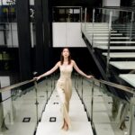 Wan-Ting Tseng Instagram - 這套衣服也太好看了 我整個霸氣滿分 跟我戲裡面的角色完全判若兩人 期待已久的省省吧我家富貴發 為了讓媽味十足 我真的連保養的錢都省了 整部戲完全不化妝 隔離霜都不能有顏色的那種 比所有男演員的妝髮時間還短 其實我才是男主角🤣🤣🤣 四月十二號起每週五晚上十點 就要跟大家在三立都會台見面啦 你們會坐等收看吧⋯⋯ Outfit : #rokhHM #hm @hm @rokhofficial Jewelry : @tasaki_intl #TASAKI #TASAKITAIWAN Heels : @jimmychoo @bluebelltw