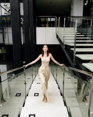 Wan-Ting Tseng Instagram - 這套衣服也太好看了
我整個霸氣滿分
跟我戲裡面的角色完全判若兩人
期待已久的省省吧我家富貴發
為了讓媽味十足
我真的連保養的錢都省了
整部戲完全不化妝
隔離霜都不能有顏色的那種
比所有男演員的妝髮時間還短
其實我才是男主角🤣🤣🤣
四月十二號起每週五晚上十點
就要跟大家在三立都會台見面啦
你們會坐等收看吧⋯⋯

Outfit : #rokhHM #hm 
@hm @rokhofficial

Jewelry : @tasaki_intl #TASAKI #TASAKITAIWAN

Heels : @jimmychoo @bluebelltw