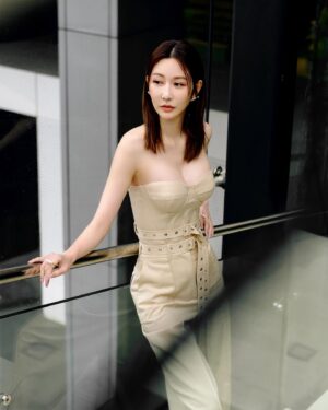Wan-Ting Tseng Instagram - 這套衣服也太好看了
我整個霸氣滿分
跟我戲裡面的角色完全判若兩人
期待已久的省省吧我家富貴發
為了讓媽味十足
我真的連保養的錢都省了
整部戲完全不化妝
隔離霜都不能有顏色的那種
比所有男演員的妝髮時間還短
其實我才是男主角🤣🤣🤣
四月十二號起每週五晚上十點
就要跟大家在三立都會台見面啦
你們會坐等收看吧⋯⋯

Outfit : #rokhHM #hm 
@hm @rokhofficial

Jewelry : @tasaki_intl #TASAKI #TASAKITAIWAN

Heels : @jimmychoo @bluebelltw