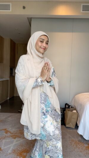 Wan Sharmila Instagram - Berangan dulu. Sweet tak? Heheh. 
Tergedik-gedik macam ulat dah! 🙈 😍 

Tak sabar nak pergi rumah awak. 😉

 @angguncottoncollection_hq

#Anggunrayakaliniberbeza