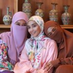 Wan Sharmila Instagram – Sudah tertulis.. cerita semalam yang indah. Seindah sahabat-sahabat yang hadir semalam. Hope korang enjoy dengan ‘PP’ yang Lala buat.😄. Kemonnn kita pun ada private party! 🤗

Jom kita siap-siap tulis doa-doa supaya kita boleh baca 5 minit sebelum berbuka puasa Ramadhan nanti. Ingat untuk minta akhirat banyak2 tau! Doa org yg berpuasa pada bulan Ramadhan InnSyaaAllah diangkat.😉🫶

Thank you Da’i @izzharnazri diatas ilmu. 

Thank you juga buat yang baik hati bagi goodies yang banyak untuk semua. Korang boleh support business beliau tau. @sspremiumbites 

Semoga @thenurmy terus dalam Rahmat & Kasih Sayang Allah ♥️🌸