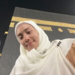 Wan Sharmila Instagram - A Moment to remember 🤍 Rezeki Allah bagi berdoa di Multazam dan menyentuh Multazam dan Kaabah. SubhanAllah , Alhamdulillah, AllahuAkbar.. perasaan tu luar biasa. Semoga terinspirasi untuk semua punyai niat dan berdoa sekuatnya untuk menjadi tetamu Allah. Ramai juga yg remind Lala untuk berdoa untuk saudara kita di Pal3stinê. Thank you korang!