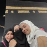 Wan Sharmila Instagram - A Moment to remember 🤍 Rezeki Allah bagi berdoa di Multazam dan menyentuh Multazam dan Kaabah. SubhanAllah , Alhamdulillah, AllahuAkbar.. perasaan tu luar biasa. Semoga terinspirasi untuk semua punyai niat dan berdoa sekuatnya untuk menjadi tetamu Allah. Ramai juga yg remind Lala untuk berdoa untuk saudara kita di Pal3stinê. Thank you korang!