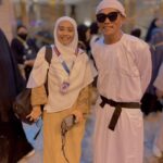 Wan Sharmila Instagram - Terjumpa kawan lama di Mekah. Tuan Haji @azhan_rani . Melimpah ruah rezeki Tuan Haji ya… 😊 Semoga Allah rezeki kan kita Umrah yang mabrurah. Jumpa di Madinah pula nanti!