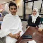 Wan Sharmila Instagram - Terjumpa kawan lama di Mekah. Tuan Haji @azhan_rani . Melimpah ruah rezeki Tuan Haji ya… 😊 Semoga Allah rezeki kan kita Umrah yang mabrurah. Jumpa di Madinah pula nanti!