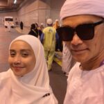 Wan Sharmila Instagram - Terjumpa kawan lama di Mekah. Tuan Haji @azhan_rani . Melimpah ruah rezeki Tuan Haji ya… 😊 Semoga Allah rezeki kan kita Umrah yang mabrurah. Jumpa di Madinah pula nanti!