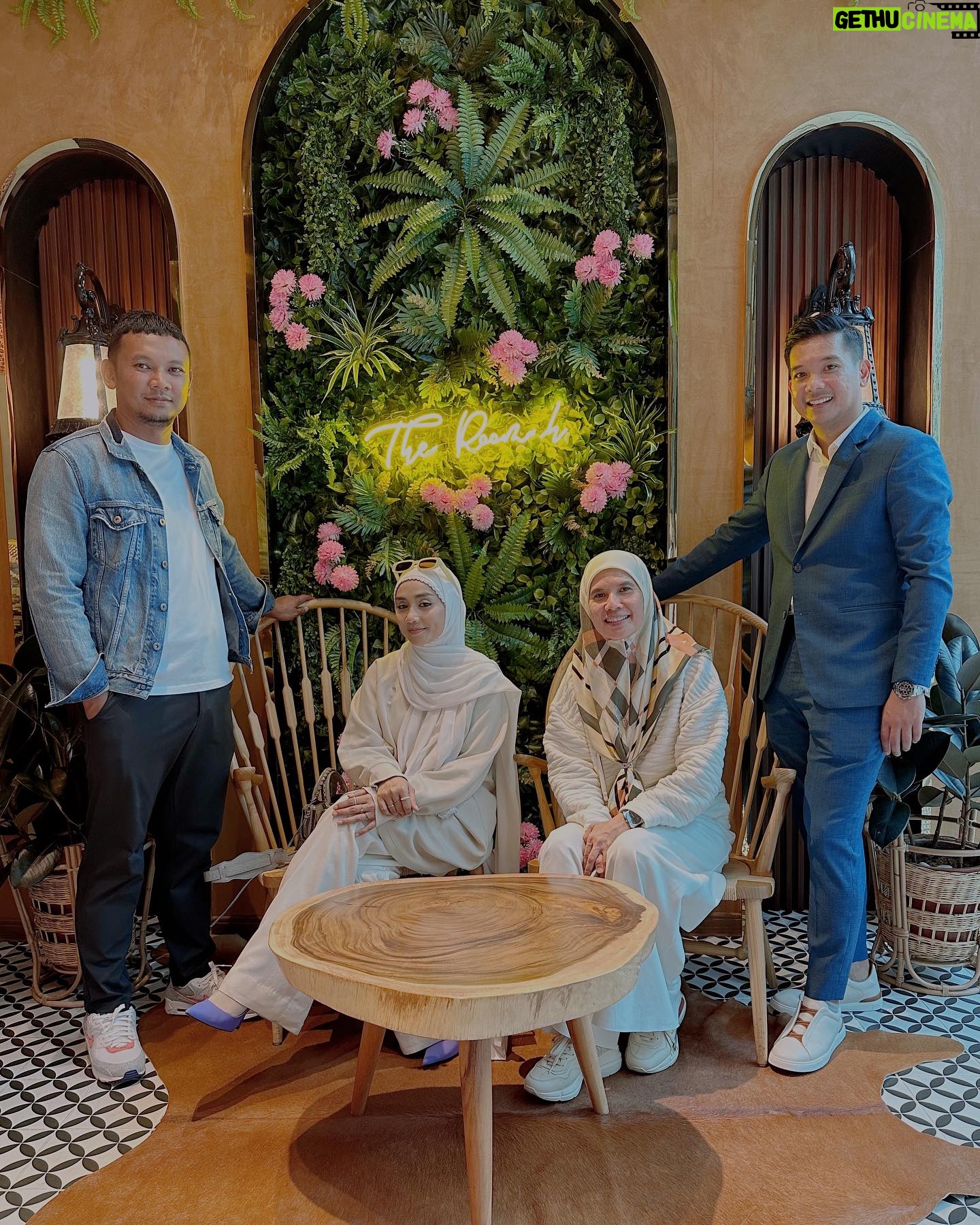Wan Sharmila Instagram - Media session untuk drama baru. CIK MISI 123 terbitan @arizgroup , Arahan @ferozkader_75 . Congratulations! Thank you for having me. π€ Cik Misi 123 setiap Isnin-Khamis , 6 Ptg di Astro Ria dan Astro Go #cikmisi123 #bambamstudios #astrobaharu #takmacamdulu