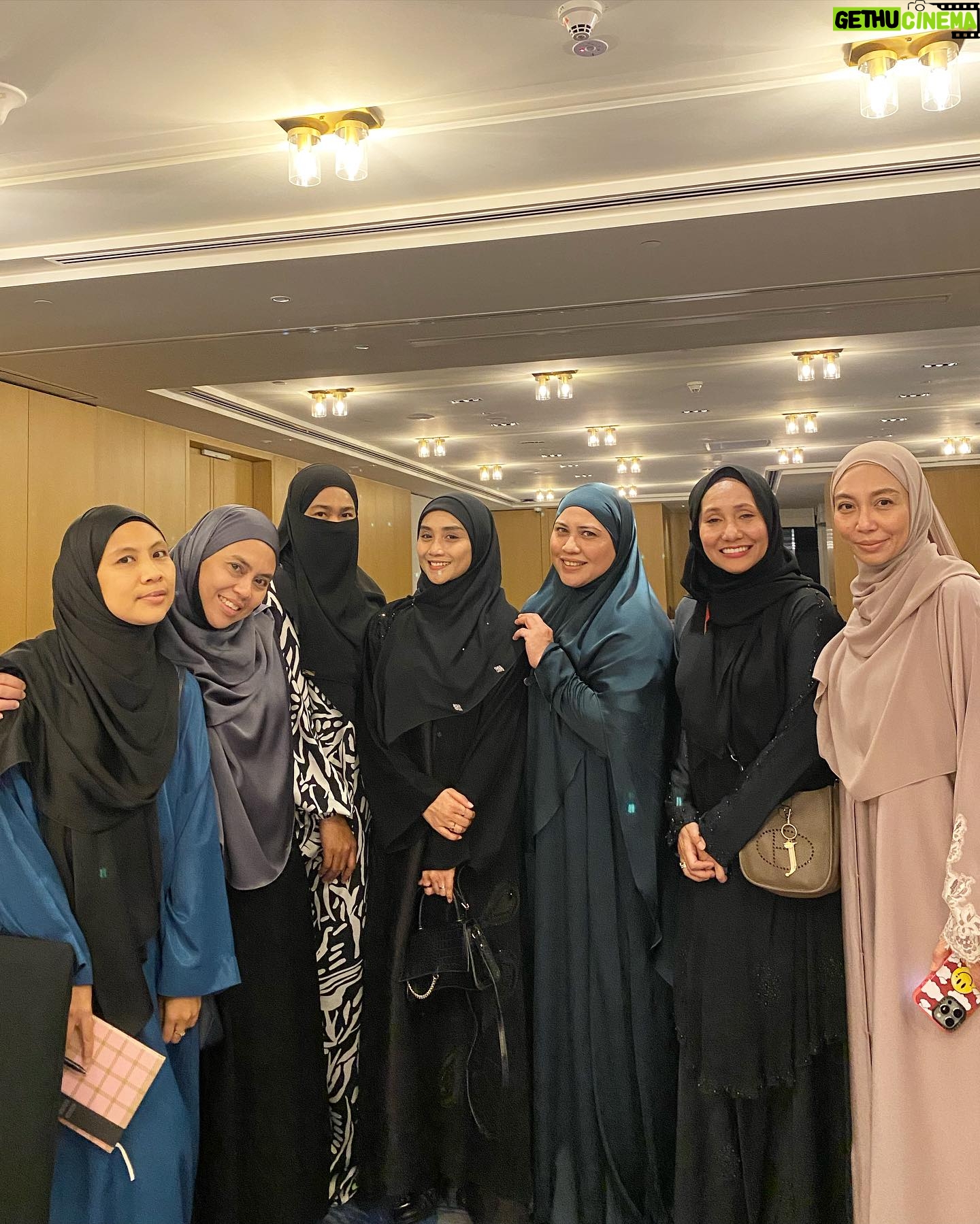 Wan Sharmila Instagram - U need companionship.. (become stronger as mountain) increase iman together… eg: go umrah together.. wake friends to ibadah.. etc.. 👆🏻 Antara note yang sempat lala salin during IlM Fest Also the best homework for us to do : About 10 sabahat Nabi Muhammad SAW were promised Jannah. MasyaaAllah. Inspiring . Jom kita buat sama2! 🫀♥️ Thank you very much to @kaiyisah @iamiliiiiiiii @zandrahakimi all beautiful ladies with beautiful heart for having me. Xoxo!
