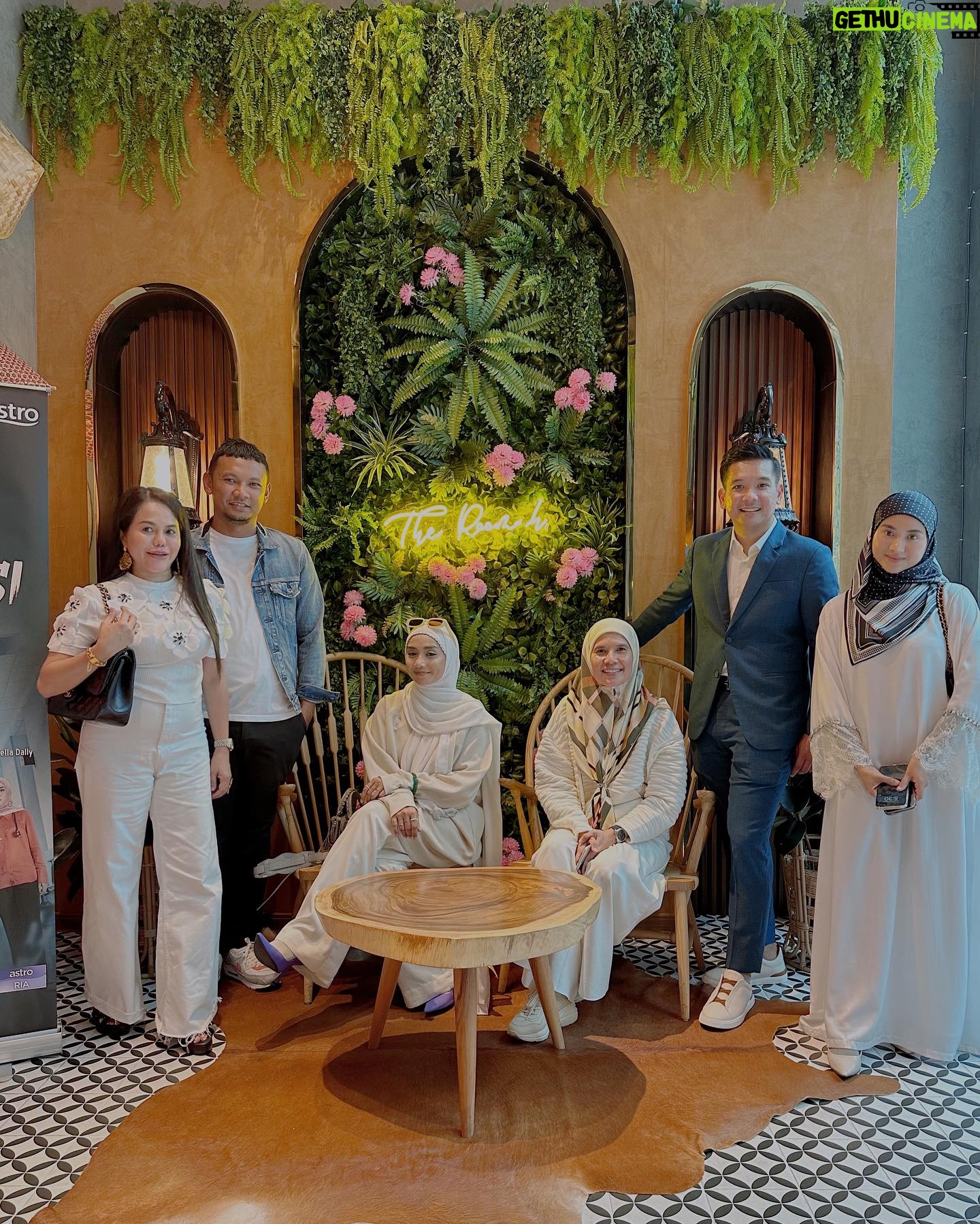 Wan Sharmila Instagram - Media session untuk drama baru. CIK MISI 123 terbitan @arizgroup , Arahan @ferozkader_75 . Congratulations! Thank you for having me. π€ Cik Misi 123 setiap Isnin-Khamis , 6 Ptg di Astro Ria dan Astro Go #cikmisi123 #bambamstudios #astrobaharu #takmacamdulu