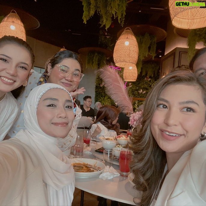 Wan Sharmila Instagram - Media session untuk drama baru. CIK MISI 123 terbitan @arizgroup , Arahan @ferozkader_75 . Congratulations! Thank you for having me. π€ Cik Misi 123 setiap Isnin-Khamis , 6 Ptg di Astro Ria dan Astro Go #cikmisi123 #bambamstudios #astrobaharu #takmacamdulu