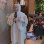 Wan Sharmila Instagram - Media session untuk drama baru. CIK MISI 123 terbitan @arizgroup , Arahan @ferozkader_75 . Congratulations! Thank you for having me. 🤍 Cik Misi 123 setiap Isnin-Khamis , 6 Ptg di Astro Ria dan Astro Go #cikmisi123 #bambamstudios #astrobaharu #takmacamdulu