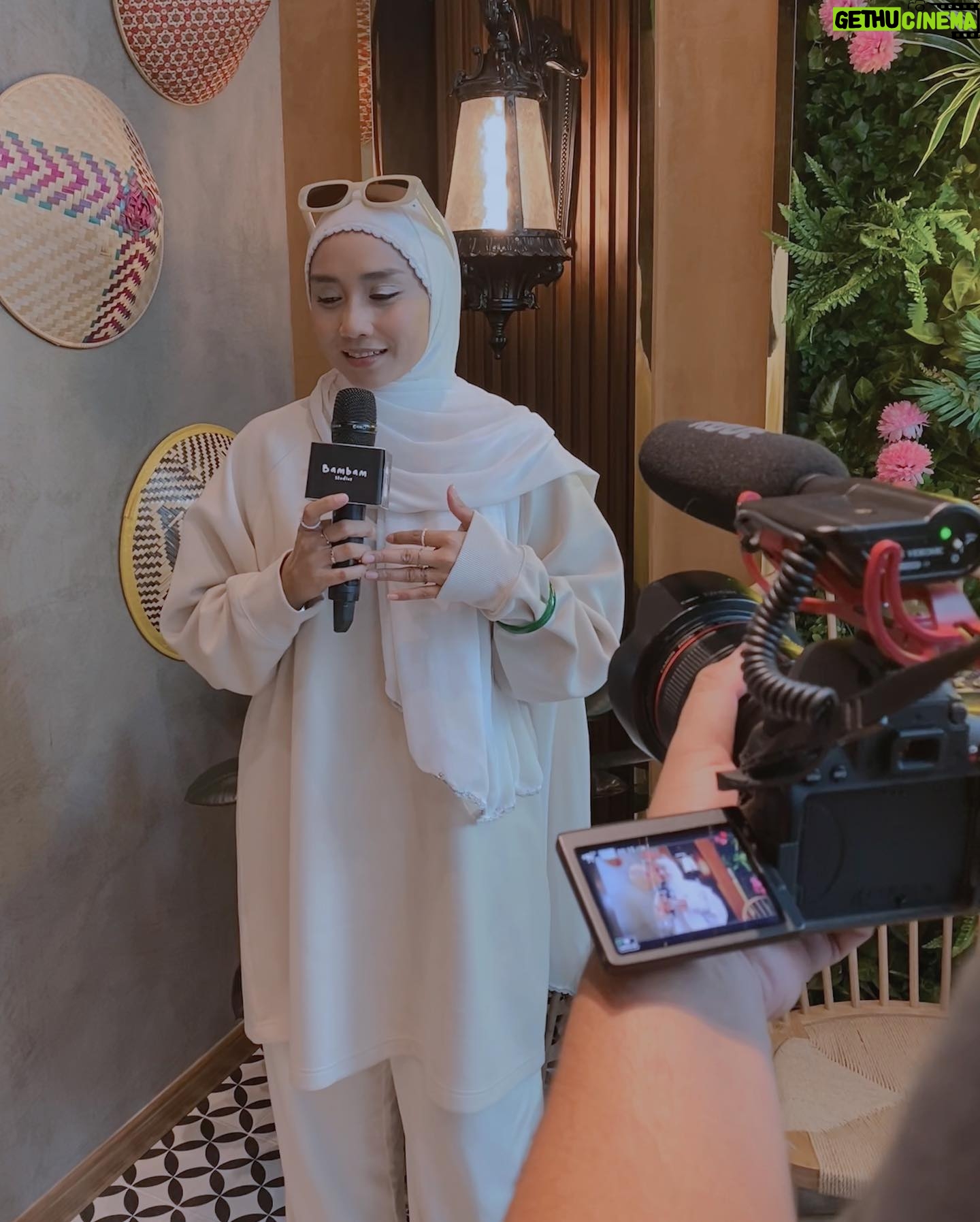 Wan Sharmila Instagram - Media session untuk drama baru. CIK MISI 123 terbitan @arizgroup , Arahan @ferozkader_75 . Congratulations! Thank you for having me. π€ Cik Misi 123 setiap Isnin-Khamis , 6 Ptg di Astro Ria dan Astro Go #cikmisi123 #bambamstudios #astrobaharu #takmacamdulu