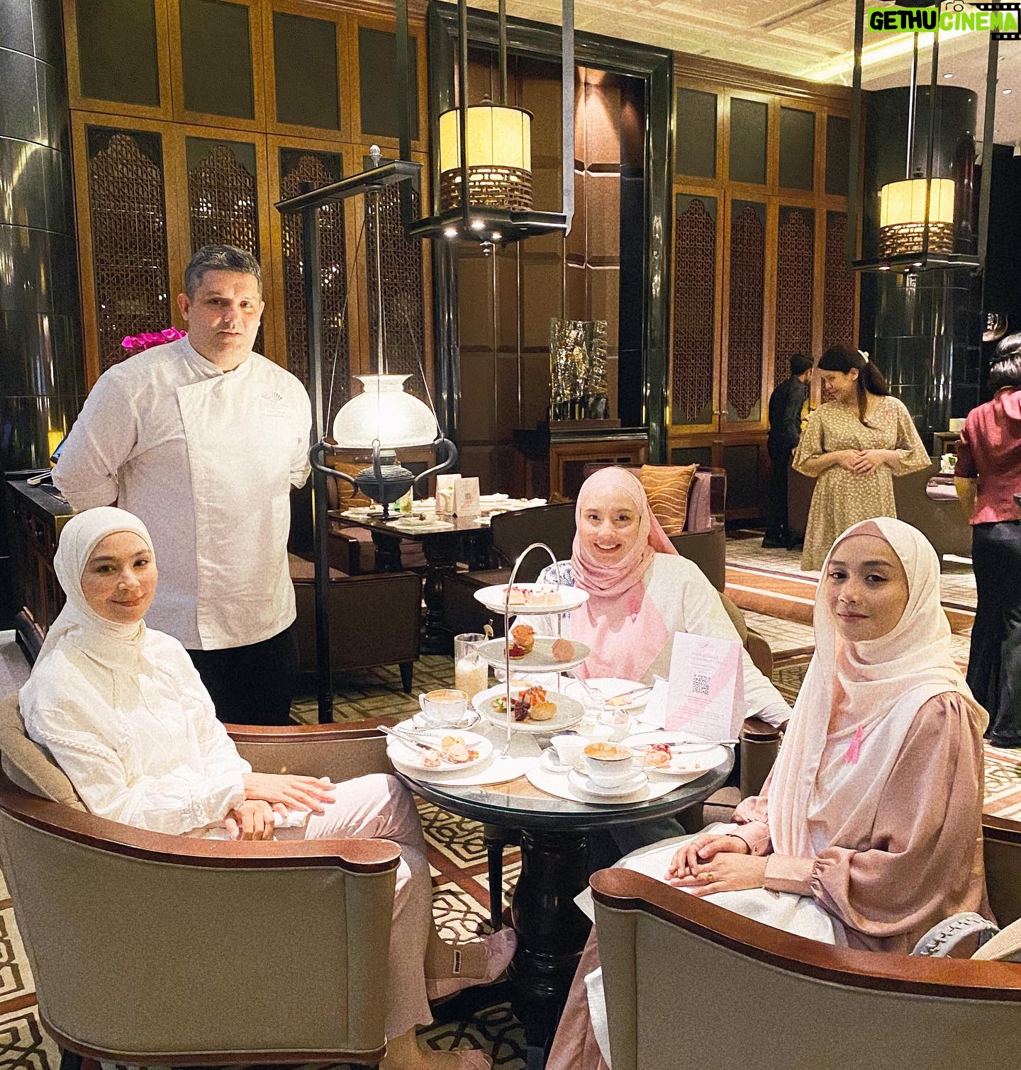 Wan Sharmila Instagram - An afternoon hi-tea with Estee Lauder in conjunction with Breast Cancer Awareness πποΈ @esteelaudermy @mo_kualalumpur #elcm #esteelaudermy #timetoendbreastcancer #pinkoctober #pinkafternoontea