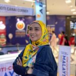Wan Sharmila Instagram - Roti Canai Terbang. 😅 Day 3 di Pameran Pelancongan Jom Cuti-Cuti Malaysia 2023. Memang meriah. Hari ni lala belajar terbangkan roti canai. 😊 Next event di Melaka. Orang Melaka standby! Dapatkan tiket & pakej percutian yang murah dan berbaloi. ♥️ Thank you @malaysia.truly.asia for having me! @malaysia.truly.asia #jccm2023 #cuticutimalaysia #tourismmalaysia