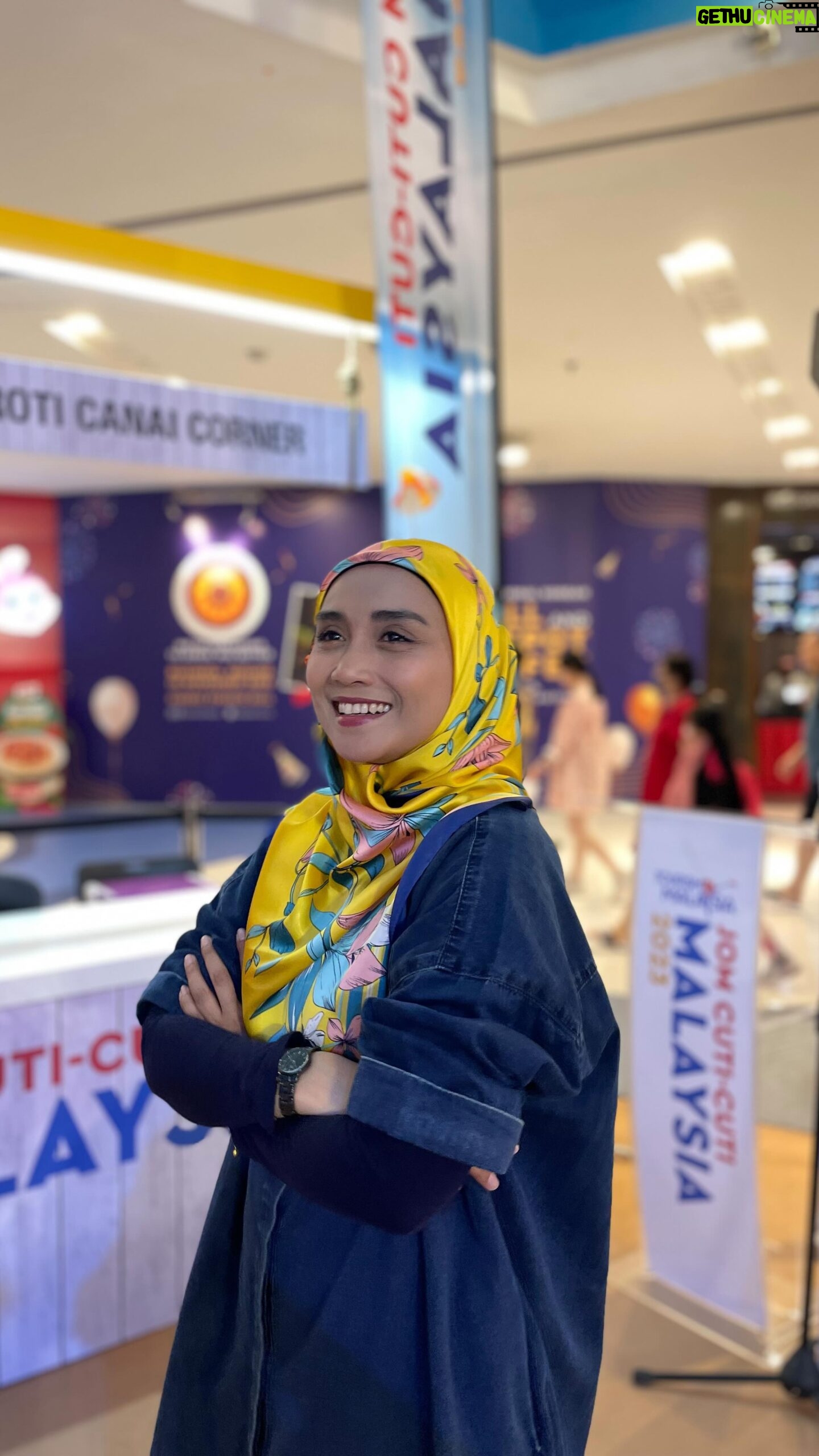 Wan Sharmila Instagram - Roti Canai Terbang. π
Day 3 di Pameran Pelancongan Jom Cuti-Cuti Malaysia 2023. Memang meriah. Hari ni lala belajar terbangkan roti canai. π Next event di Melaka. Orang Melaka standby! Dapatkan tiket & pakej percutian yang murah dan berbaloi. β₯οΈ Thank you @malaysia.truly.asia for having me! @malaysia.truly.asia #jccm2023 #cuticutimalaysia #tourismmalaysia