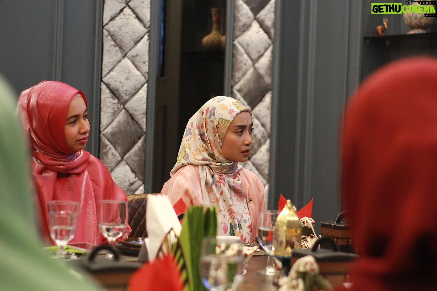 Wan Sharmila Instagram - Sudah tertulis.. cerita semalam yang indah. Seindah sahabat-sahabat yang hadir semalam. Hope korang enjoy dengan βPPβ yang Lala buat.π. Kemonnn kita pun ada private party! π€ Jom kita siap-siap tulis doa-doa supaya kita boleh baca 5 minit sebelum berbuka puasa Ramadhan nanti. Ingat untuk minta akhirat banyak2 tau! Doa org yg berpuasa pada bulan Ramadhan InnSyaaAllah diangkat.ππ«Ά Thank you Daβi @izzharnazri diatas ilmu. Thank you juga buat yang baik hati bagi goodies yang banyak untuk semua. Korang boleh support business beliau tau. @sspremiumbites Semoga @thenurmy terus dalam Rahmat & Kasih Sayang Allah β₯οΈπΈ