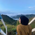 Wan Sharmila Instagram - Breathtaking beauty. 🫀♥️ They said : early bird gets the worm. 🐛 We hiked seawal pagi 6 am sampai di atas. MasyaAllah. SubhanAllah. Rezeki . “Maka berjalanlah merata-rata ceruk rantaunya, serta makan dari rezeki yg dikurniakan Allah” - Surah Al Mulk #kundasang #sabah #mountkinabalu