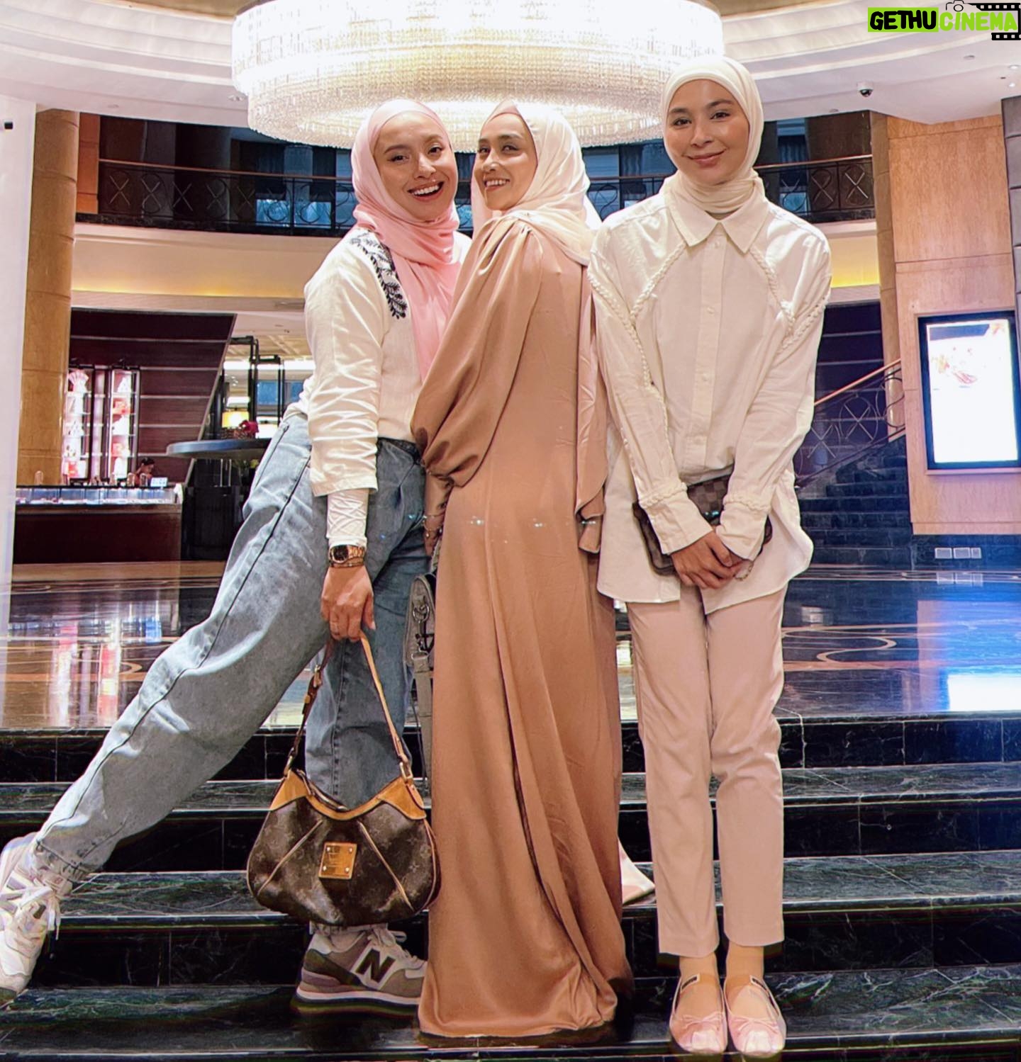 Wan Sharmila Instagram - An afternoon hi-tea with Estee Lauder in conjunction with Breast Cancer Awareness πποΈ @esteelaudermy @mo_kualalumpur #elcm #esteelaudermy #timetoendbreastcancer #pinkoctober #pinkafternoontea