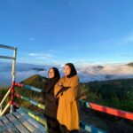 Wan Sharmila Instagram - Breathtaking beauty. 🫀♥️ They said : early bird gets the worm. 🐛 We hiked seawal pagi 6 am sampai di atas. MasyaAllah. SubhanAllah. Rezeki . “Maka berjalanlah merata-rata ceruk rantaunya, serta makan dari rezeki yg dikurniakan Allah” - Surah Al Mulk #kundasang #sabah #mountkinabalu