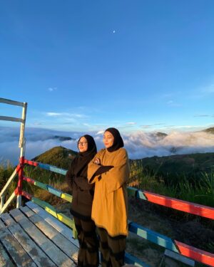Wan Sharmila Instagram - Breathtaking beauty. 🫀♥️

They said : early bird gets the worm. 🐛 

We hiked seawal pagi 6 am sampai di atas. MasyaAllah. SubhanAllah. Rezeki . 

“Maka berjalanlah merata-rata ceruk rantaunya, serta makan dari rezeki yg dikurniakan Allah” - Surah Al Mulk

#kundasang #sabah #mountkinabalu